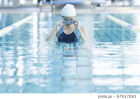 プールで泳ぐ女性の写真素材