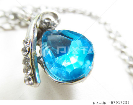 ブルートパーズのペンダント 67917235