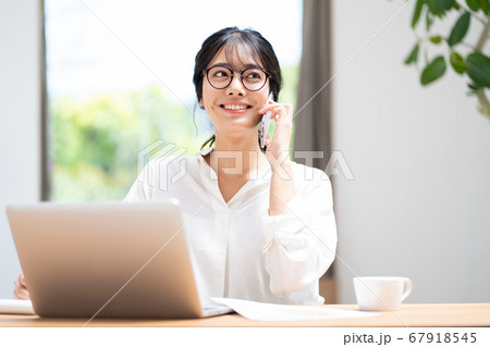 テレワークで働く若い女性 テレワークで働く若い女性 67918545