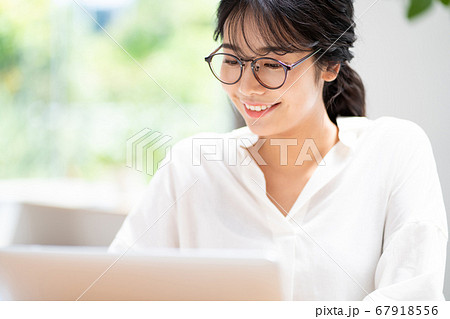 テレワークをする若い女性 テレワークをする若い女性 67918556