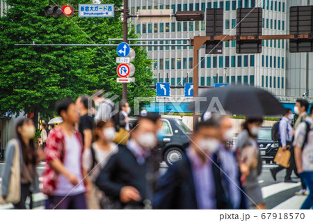 日本の東京都市景観 「新宿大ガード西」の横断歩道・マスク姿が目立つ＝7月17日 67918570