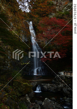 箕面の滝の紅葉 箕面の滝の紅葉 67919092