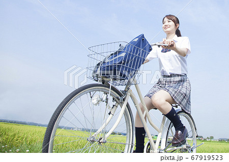 自転車通学する女子高校生の写真素材