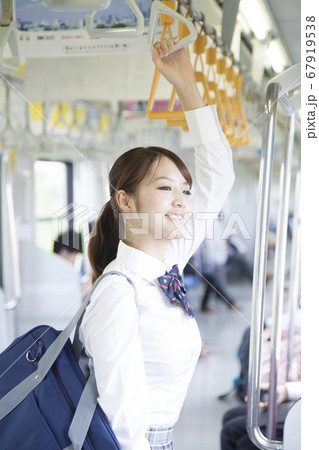 電車に乗る女子高校生 電車に乗る女子高校生 67919538