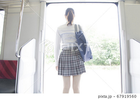電車を降りる女子高校生 67919560