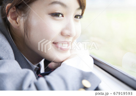 車窓を眺める女子高校生 車窓を眺める女子高校生 67919593
