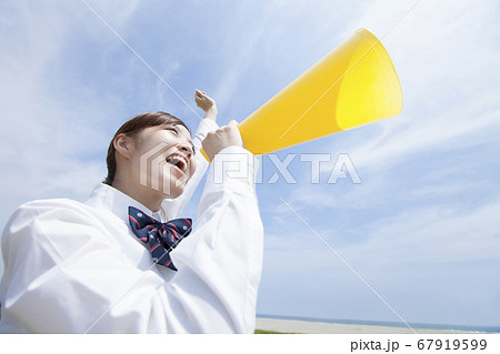 メガホンで声援を送る女子高校生 67919599