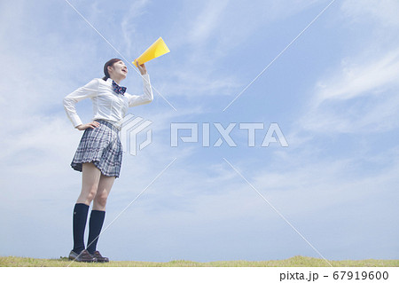 メガホンで声援を送る女子高校生 メガホンで声援を送る女子高校生 67919600