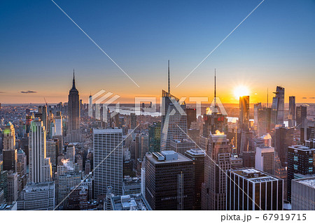 《ニューヨーク》マンハッタンの摩天楼・日没 67919715