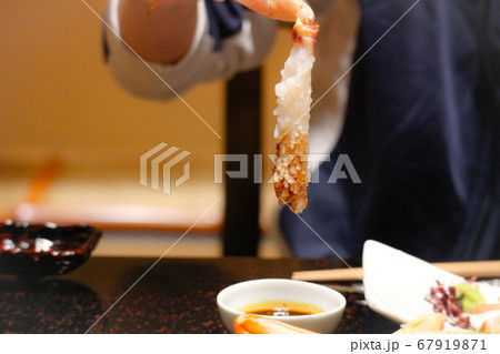 蟹のお刺身を食べる 蟹のお刺身を食べる 67919871