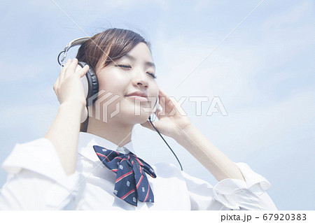 ヘッドホンで音楽を聴く女子高校生の写真素材 6793 ヘッドホンで音楽を聴く女子高校生の写真素材 6793