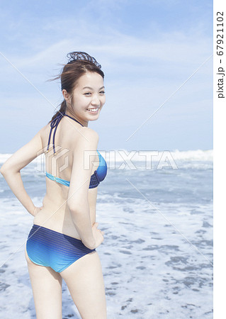 水着姿の笑顔の女性 水着姿の笑顔の女性 67921102