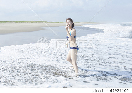 海で遊ぶ水着の女性 海で遊ぶ水着の女性 67921106