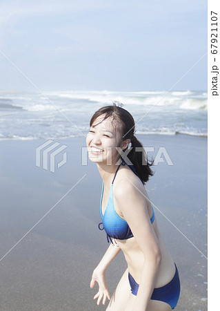 海で遊ぶ水着の女性 海で遊ぶ水着の女性 67921107