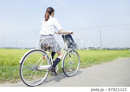 自転車通学する女子高校生の写真素材