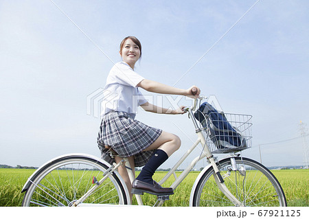 自転車通学する女子高校生 自転車通学する女子高校生 67921125