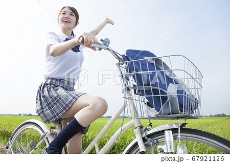 自転車通学する女子高校生の写真素材