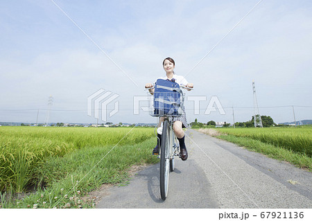 自転車通学する女子高校生の写真素材 [67921136] - PIXTA