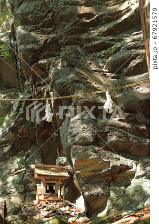 小菅の里　小菅神社奥社参道の愛染岩 67921579