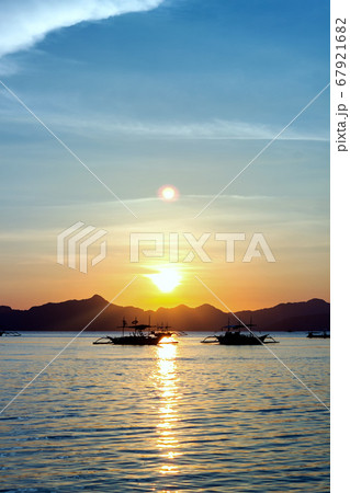 Beautiful sunset at the sea. a variety of colors and shades of the rising sun. 67921682