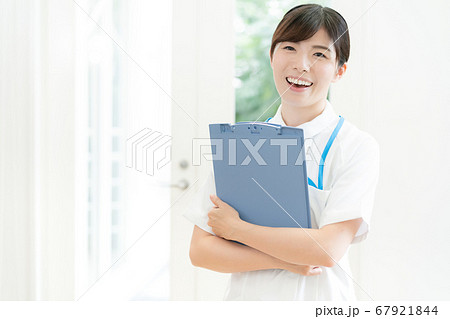 笑顔の女性看護師【ポートレート】 67921844