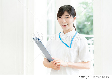 笑顔の女性看護師【ポートレート】 67921845