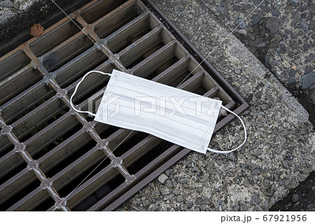 舗道脇に捨てられたマスク 舗道脇に捨てられたマスク 67921956