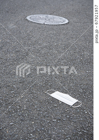 道路に捨てられたマスク 道路に捨てられたマスク 67921957