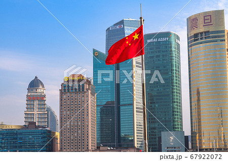 《上海》上海の摩天楼・中国の国旗 67922072