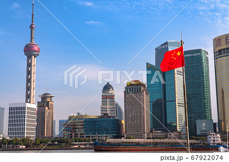 《上海》上海の摩天楼・中国の国旗 67922074