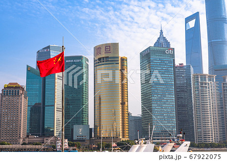 《上海》上海の摩天楼・中国の国旗 67922075