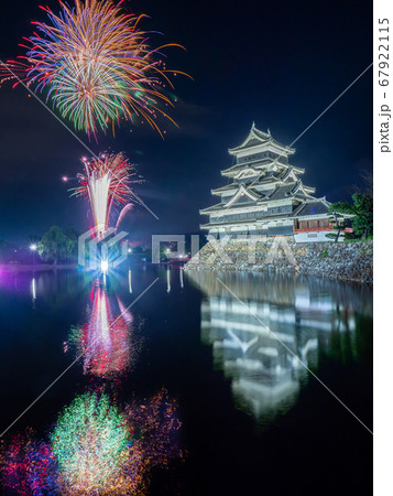 7月長野・松本　松本城の天守閣と打ち上げ花火 67922115