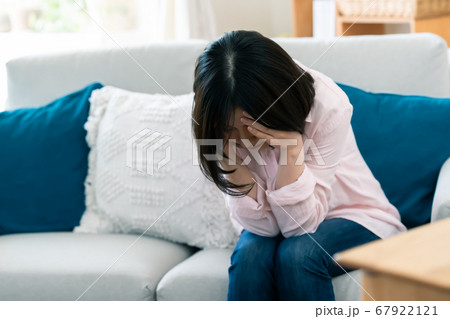 不安で顔を覆うミドル女性【リビング】 不安で顔を覆うミドル女性【リビング】 67922121