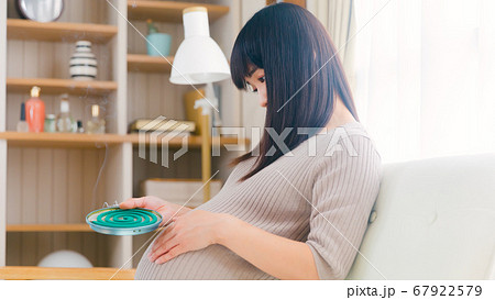 蚊取線香 妊婦 煙 燻る コピースペース 16:9 蚊取線香 妊婦 煙 燻る コピースペース 16:9 67922579