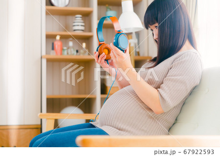 ヘッドフォン　妊婦　胎教　 67922593