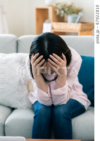 不安で顔を覆うミドル女性【リビング】 不安で顔を覆うミドル女性【リビング】 67922810