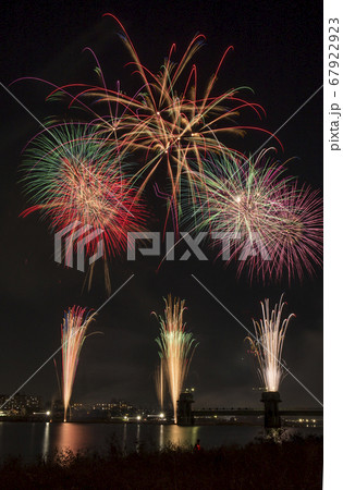 河川敷の夜空に高くあがる花火 河川敷の夜空に高くあがる花火 67922923