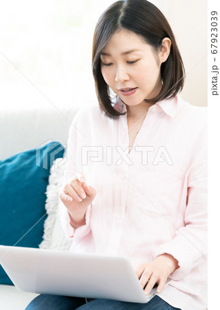 パソコンに向かってオンラインミーティングをするミドル女性【不安】 67923039