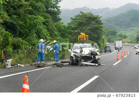 交通事故　自動車保険　車両保険　警察　高速道路　ロードサービス 67923813