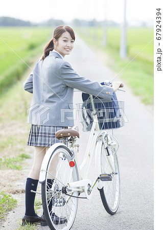 自転車通学する女子高校生の写真素材 [67924394] - PIXTA