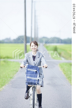 自転車通学する女子高校生 自転車通学する女子高校生 67924410