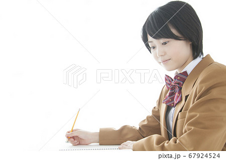 勉強する女子高校生 67924524