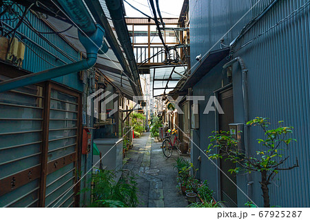 東京の都市風景 月島の裏路地の写真素材