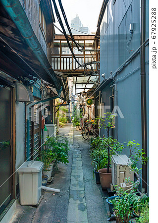 東京の都市風景 月島の裏路地の写真素材