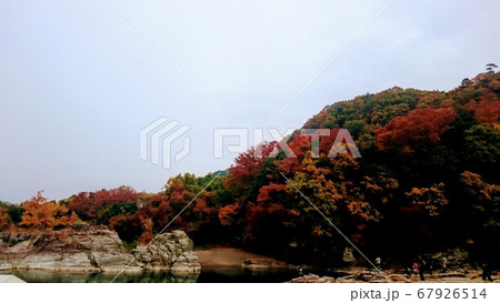 美しい紅葉の秋の長瀞 67926514