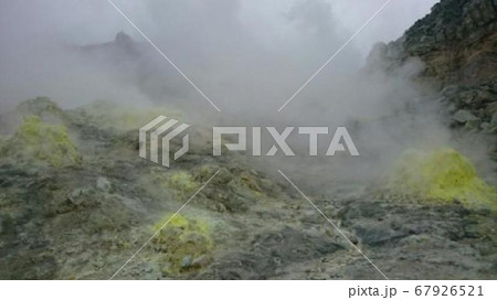 まるで映画のセットのような硫黄山 67926521