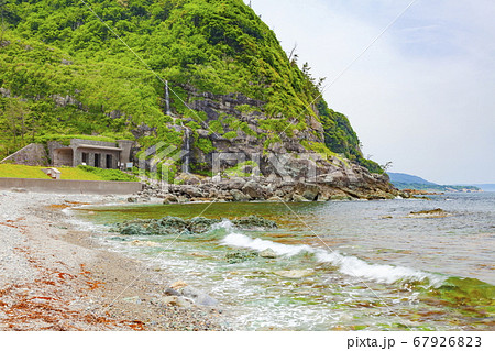 八世の洞門と垂水の滝、石川県輪島市にて 67926823