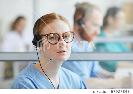 Operator working in call center 67927848