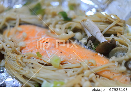 熱々鮭のホイル焼き 熱々鮭のホイル焼き 67928193