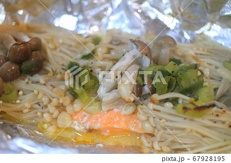 熱々鮭のホイル焼き 熱々鮭のホイル焼き 67928195